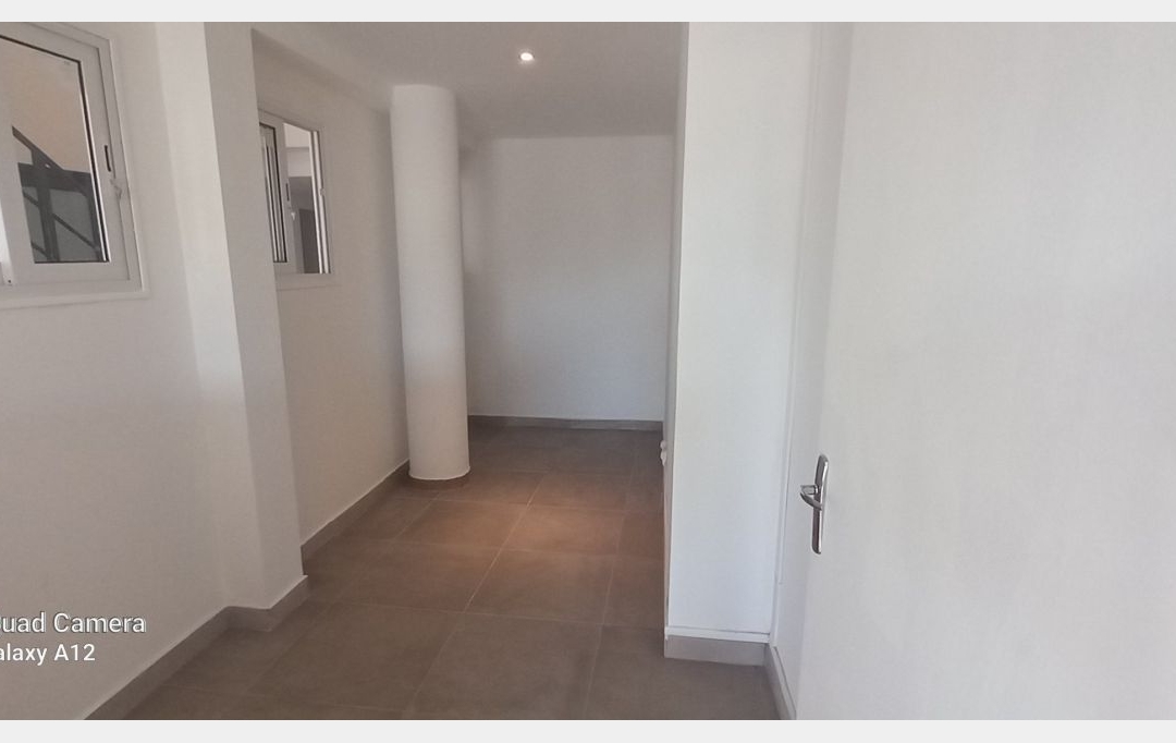 INDIANA IMMOBILIER : Local / Bureau | LA POSSESSION (97419) | 350 m2 | 3 500 € 