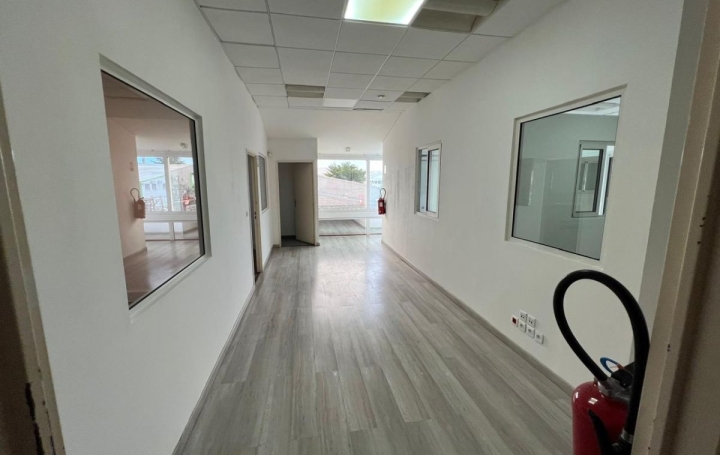 Local d'activité LA POSSESSION 320 m2 4 600 € Local d'activité LA POSSESSION 320 m2 4 600 €
